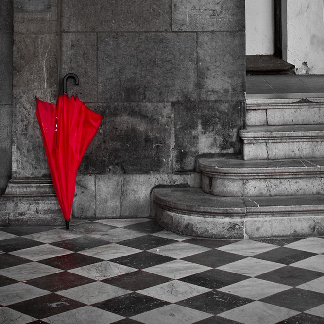 Fine Art roter Schirm schwarz weiss, Fine art red umbrella black and white