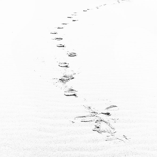 Sand Fußabdrücke achwarz weiss, beach footprints black and white