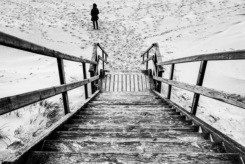 Sylt Strand Dühne Treppe einzelne Person schwarz weiss, Sylt beach, stairs lost person black and white