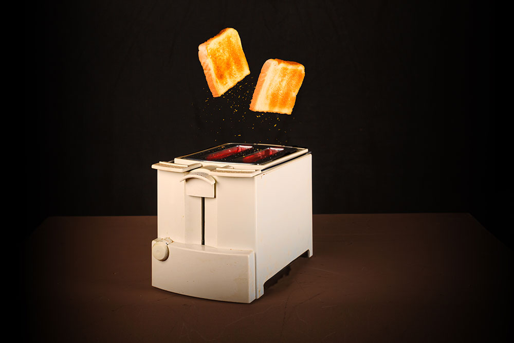 Toast fliegt aus Toaster, Bread flying out of toaster