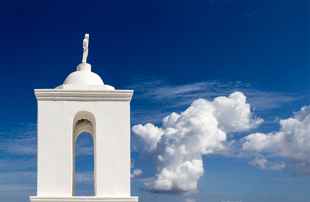Kirchturm blauer Himmel nSchönwetterwolken - Church tower blue sky and nice clouds