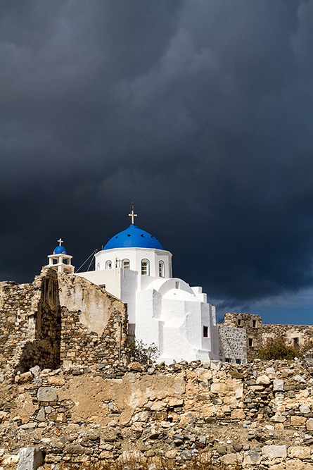 Kirche blaue Kuppel dramatischer Himmel - Church blue dome dramatic sky