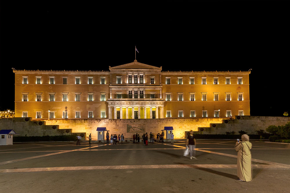 Parlament in athen bei Nacht mit Fotografin - Parliament in Athens at night and photographer