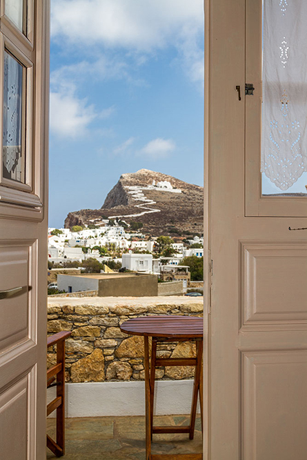 Blick durch Terassentür auf Kirche Panagia - View of Panagia Church through patio door