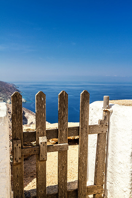 Stimmungsvoll: Zaun blauer Himmel und Meer - Moody: fence blue sky and sea