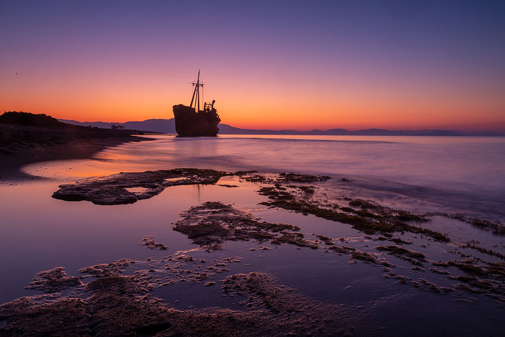 Schiffswrack bei Sonnenaufgang - Shipwreck at sunrise