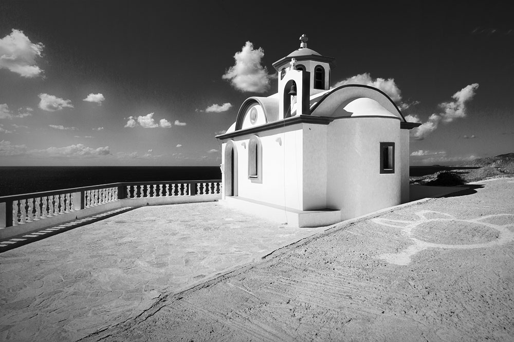 Kapelle am Meer schwarz-weiß - Church at the sea black and white