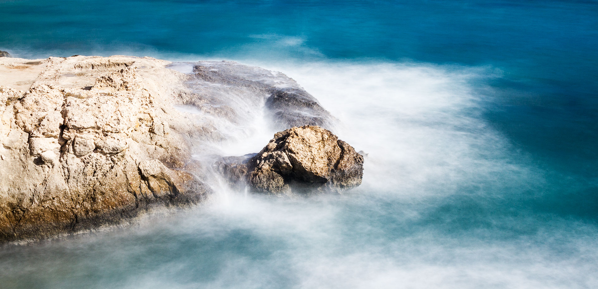 Panorama von Wellen umspülter Fels; Langzeitbelichtung - Panorama of rock washed by waves; Long exposure