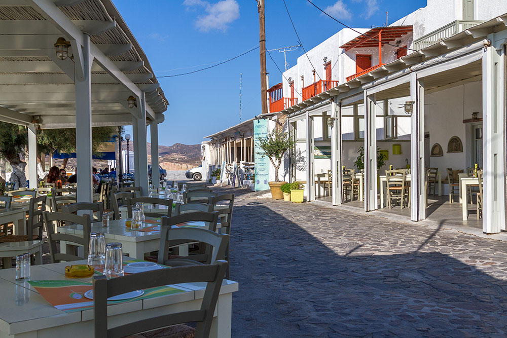 Gasse mit typischen Tavernen - Alley with typical taverns