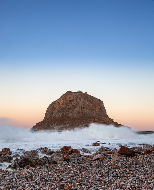 Monemvasia Felsen bei Sonnenaufgang und rauher See. - The rock at sunrise and rough seas.
