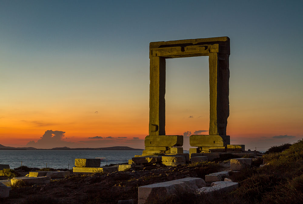 Tempeltor auf Naxos bei Sonnenuntergang. -  Portara on Naxos at sunset.