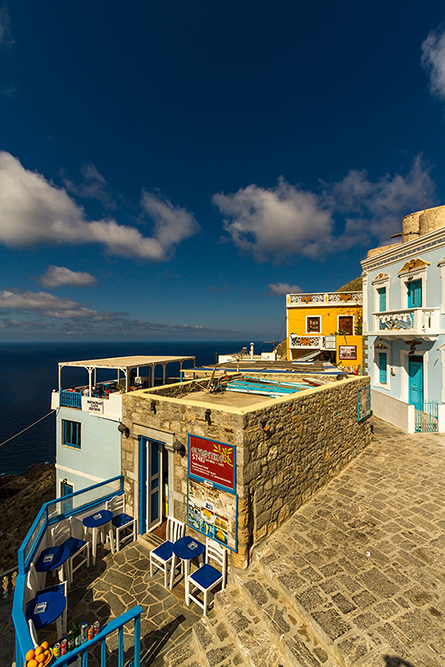 Griechische Taverne und bunte Häuser - Greek tavern and colorful houses