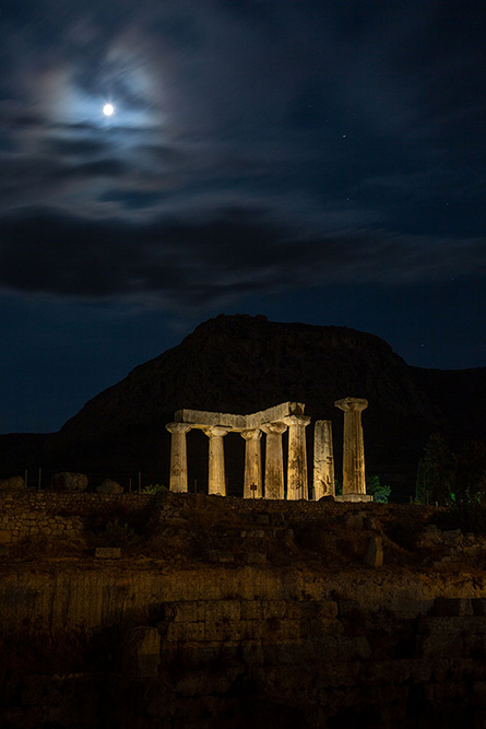 Alt-Korinth Tempel bei Nacht und Vollmond - Ancient Corinth temple at night and full moon