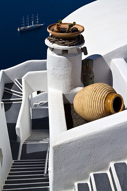 Treppe mit antiker Vase und Großsegler - Stairway with antique vase and big sailing ship