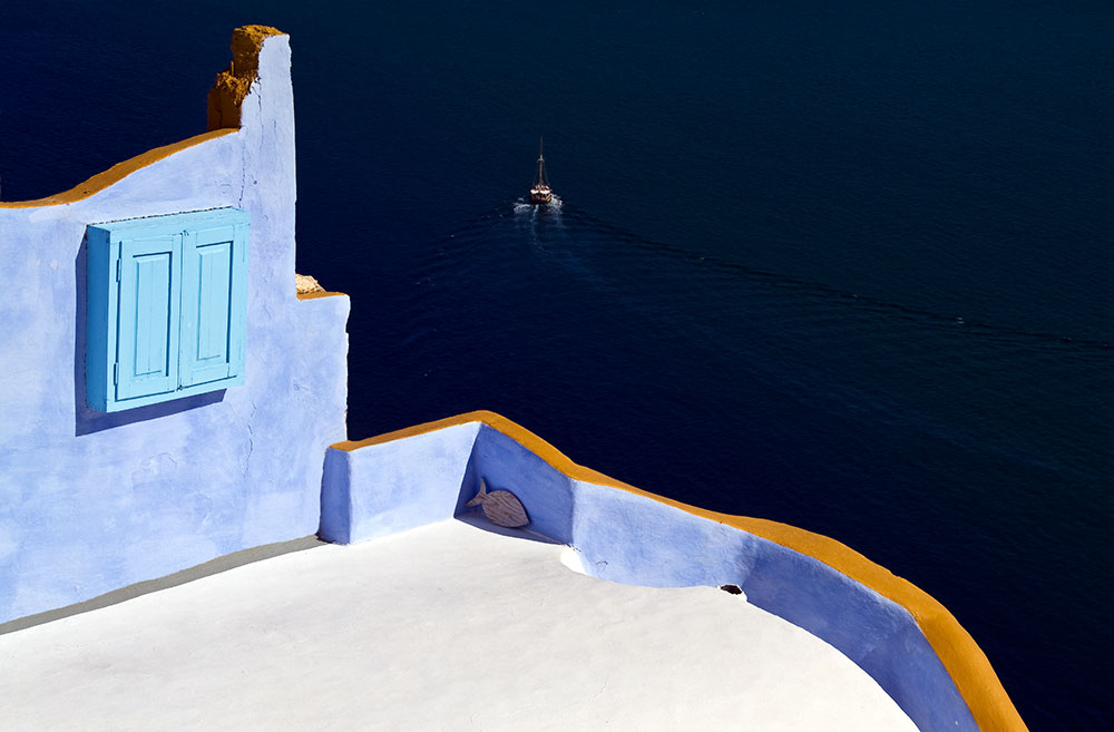 Terrasse blaue Wand gelbe Mauerkrone und Fischerboot - Terrace blue wall yellow wall crown and fishing boat