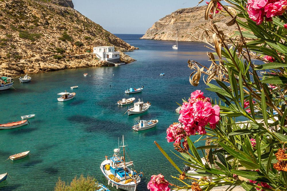 Bucht mit bunten Fischerbooten und Oleander - Colorful fishing boats and oleanders in the bay