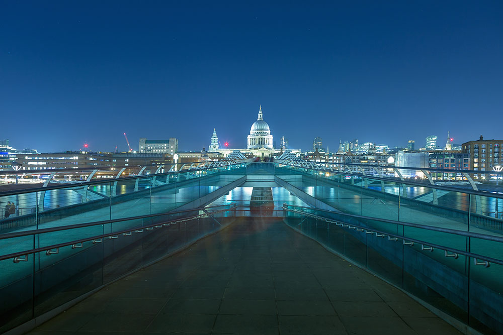 London Millenium Bridge und Sankt Pauls cathedral bei Nacht, London Millenium Bridge ans St. Pauls cathedral at night