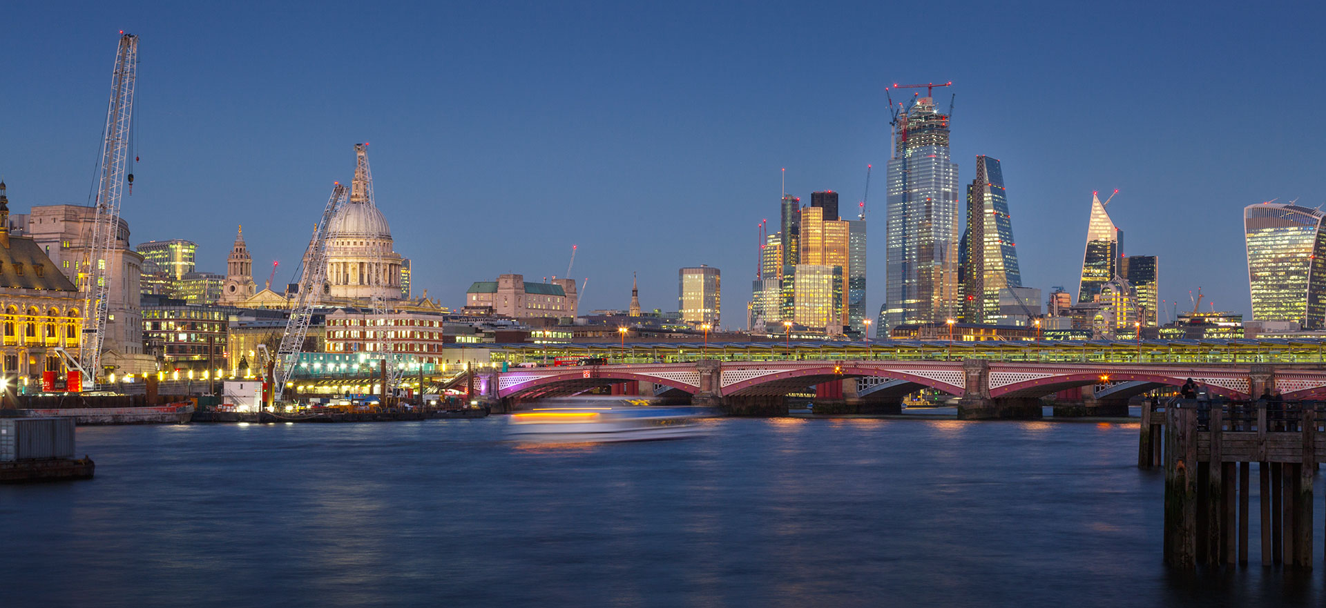 London Themse Wolkenkratzer bei Nacht, London Thames River sky scrapers at night