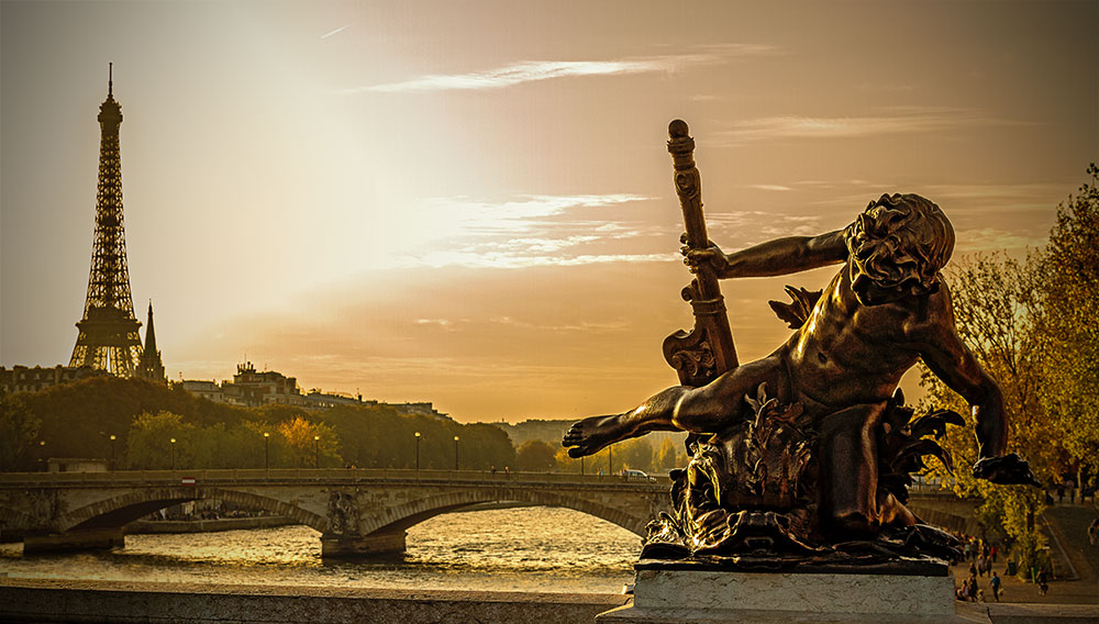 Paris Alexander Brücke Eiffelturm Goldstatue Sonnenuntergang, Paris Alexander Bridge Eiffeltower Gold statue sunset