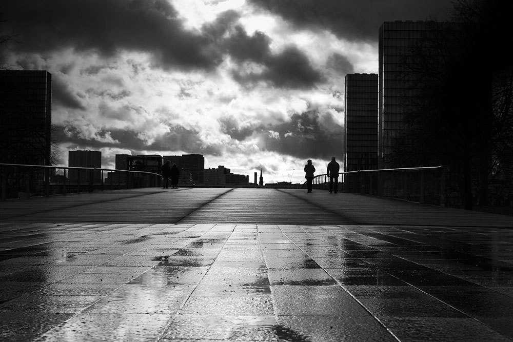 Paris dramatisch Regen Brücke schwarz weiss, Paris dramatic rainy bridge black and white