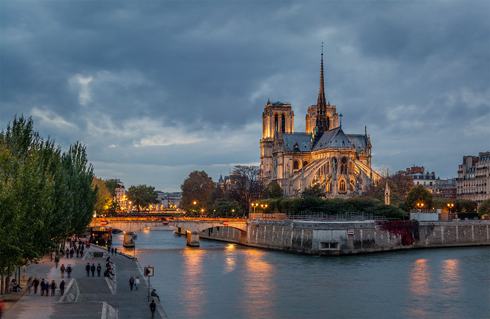 Paris Notre Dame dramatischer Himmel bei Nacht, Paris Notre Dame dramatic sky at night