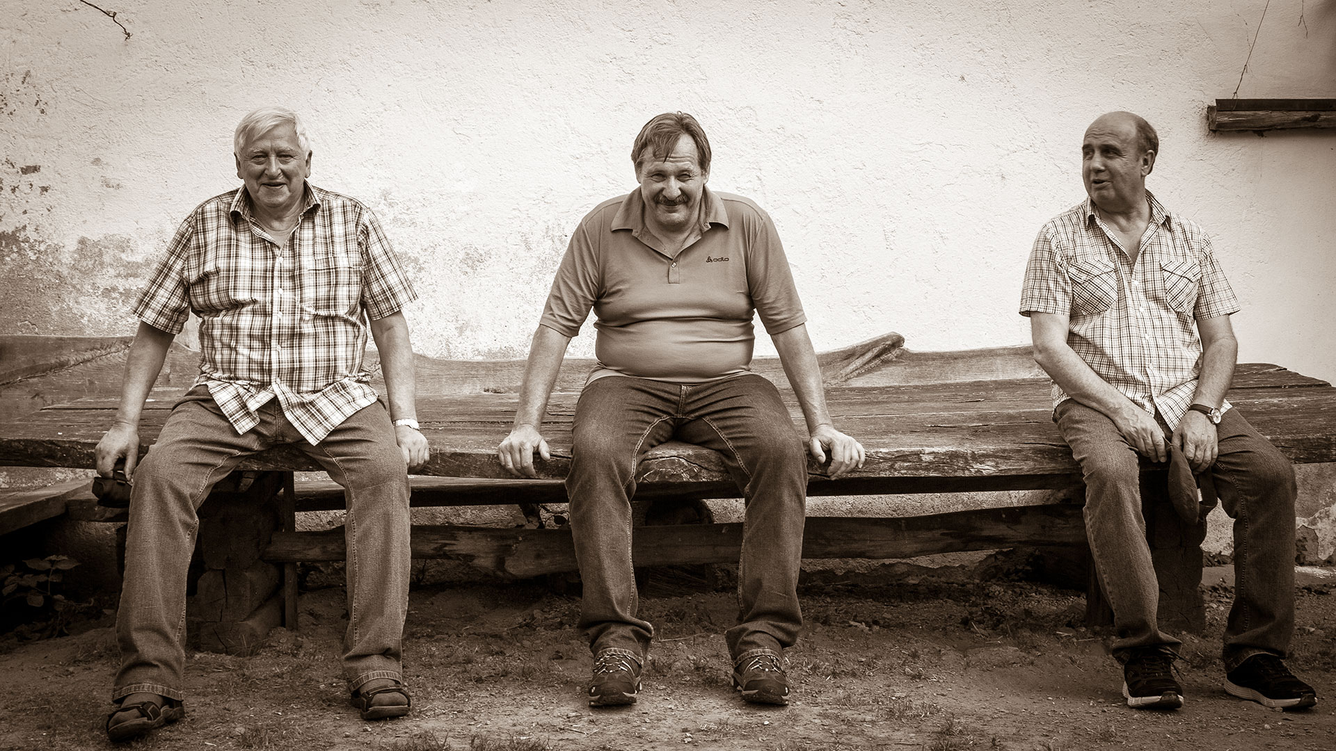 alte Männer auf einer Bank sepia, old men on a bench sepia